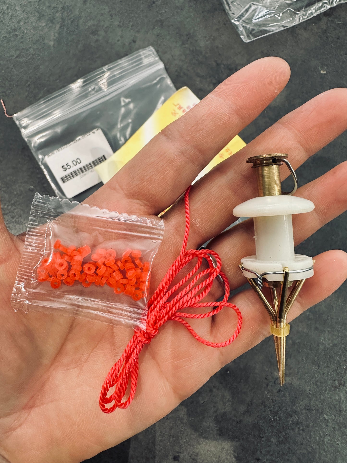 Portable redworm hook binding device