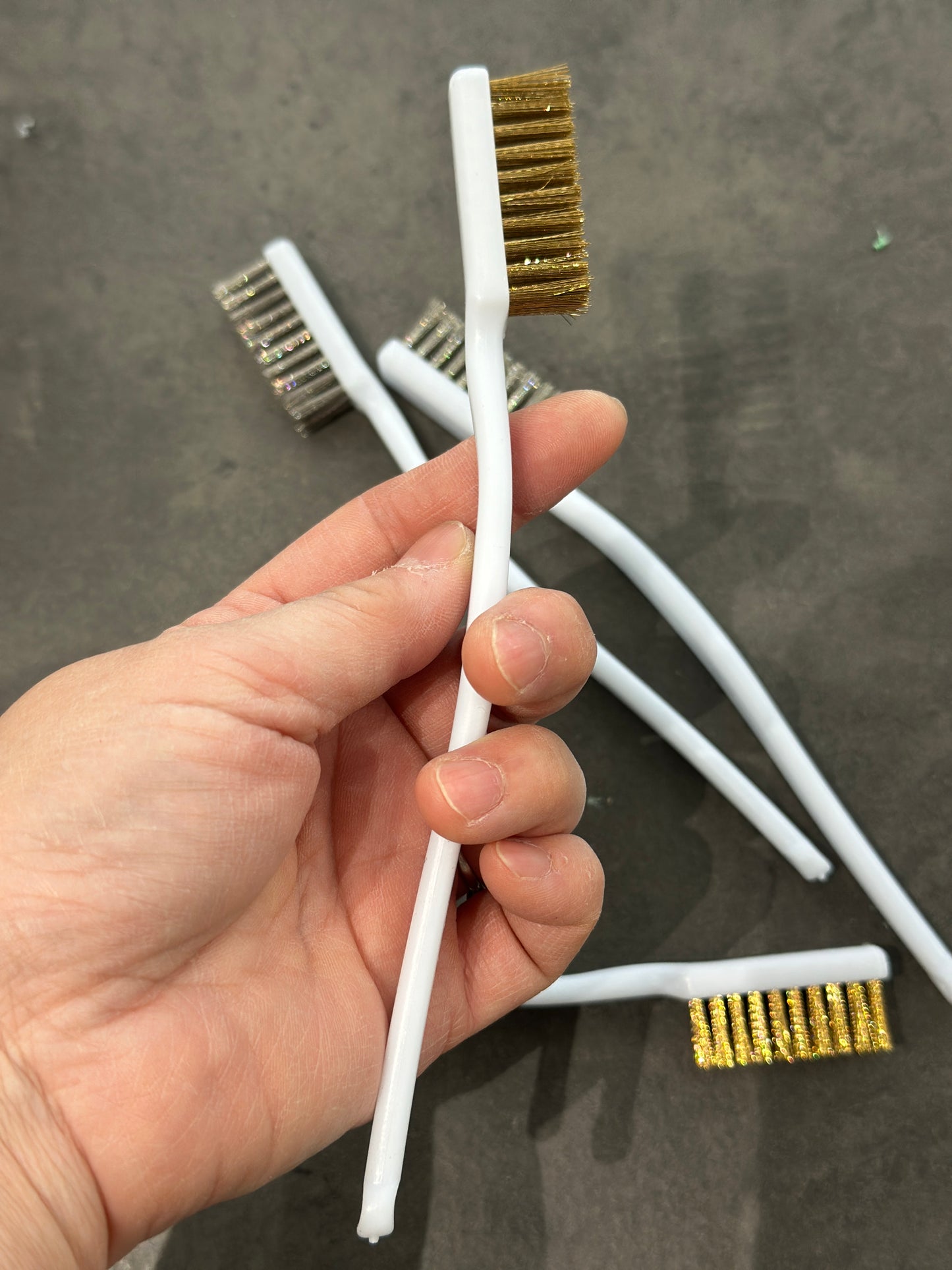 Wire tip brush