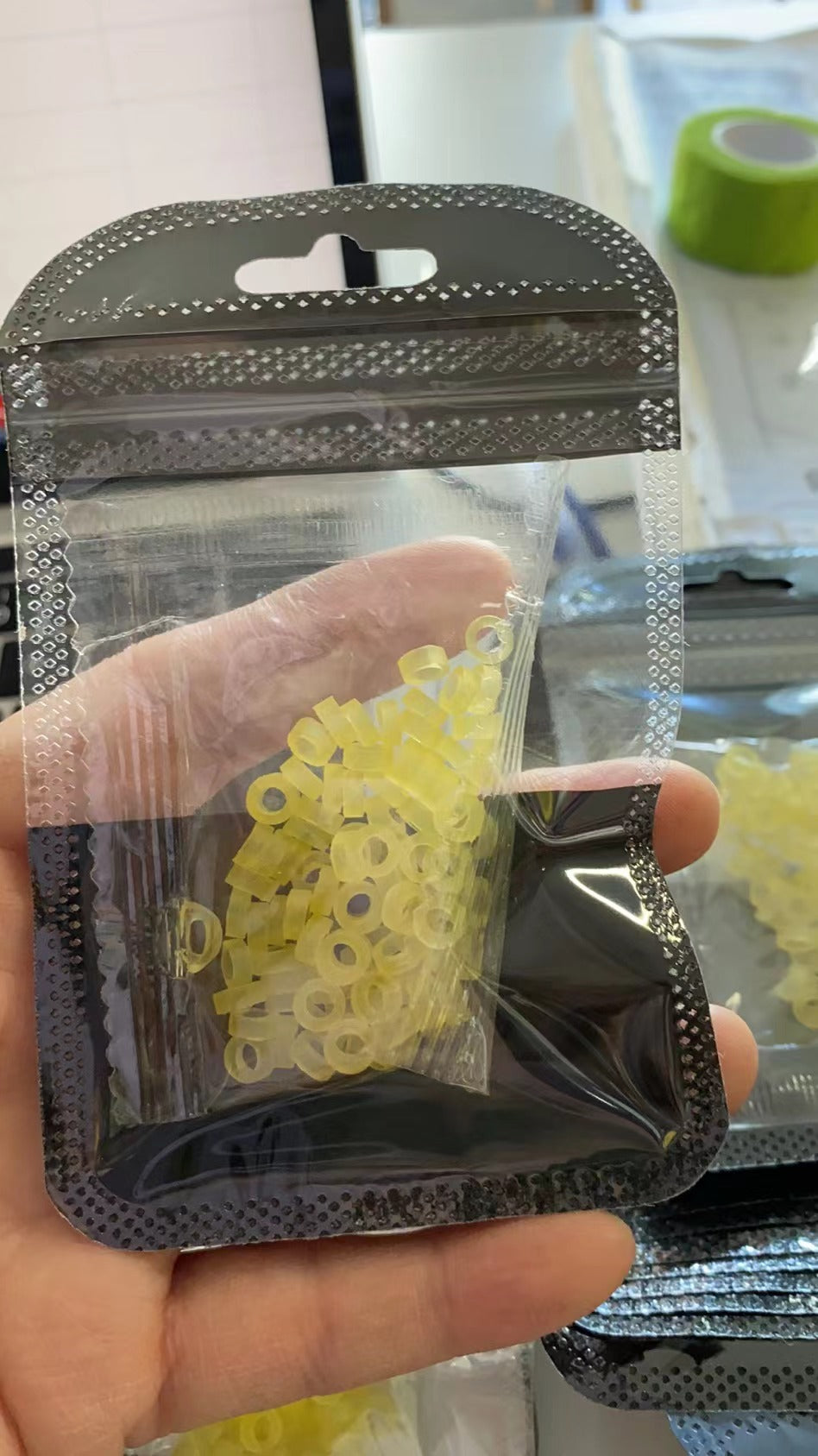 Portable redworm hook binding device